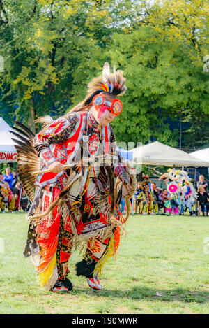 Inidigenous Mann mit Perlen und Federn regalia an DTES Pow Wow und kulturelle Feier, Oppenheimer Park, Vancouver, British Columbia, Kanada Stockfoto