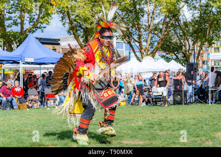 Inidigenous Mann mit Perlen und Federn regalia an DTES Pow Wow und kulturelle Feier, Oppenheimer Park, Vancouver, British Columbia, Kanada Stockfoto