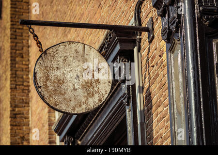 Reich verzierte Holzschild Mock-up für Store Name auf Fassade außen Stockfoto