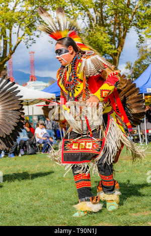 Inidigenous Mann mit Perlen und Federn regalia an DTES Pow Wow und kulturelle Feier, Oppenheimer Park, Vancouver, British Columbia, Kanada Stockfoto