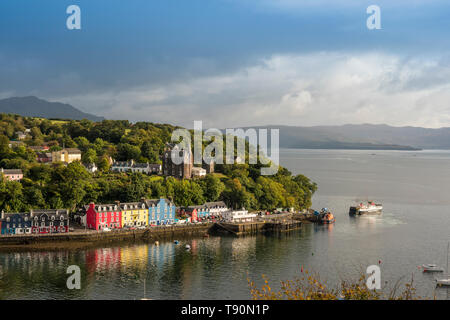 Tobermory Hafen mit Calmac Fähre Stockfoto