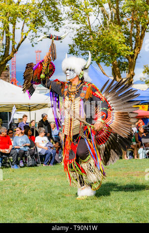 Inidigenous Mann mit Perlen und Federn regalia an DTES Pow Wow und kulturelle Feier, Oppenheimer Park, Vancouver, British Columbia, Kanada Stockfoto