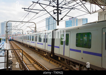 Metro Shanghai Zug, ein U-Bahnhof, während ein anderer Zug anreisen. Shanghai, China Stockfoto