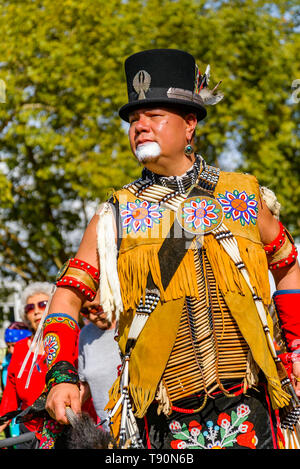 Inidigenous Mann mit Perlen und Federn regalia an DTES Pow Wow und kulturelle Feier, Oppenheimer Park, Vancouver, British Columbia, Kanada Stockfoto