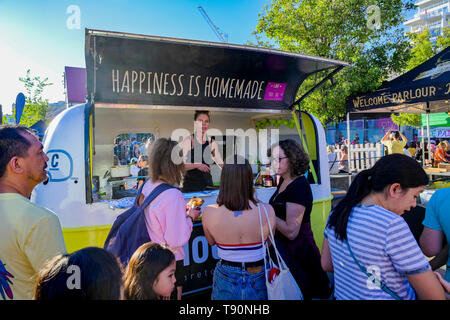 Chouchou Crepes Essen Lkw, Werften Nachtmarkt, North Vancouver, British Columbia, Kanada Stockfoto