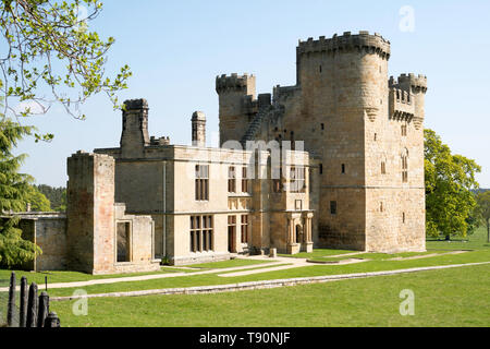 Belsay Jahrhundert Haus oder Schloss mit Beigefügten 17. jahrhundert alte Halle, Northumberland, England, Großbritannien Stockfoto