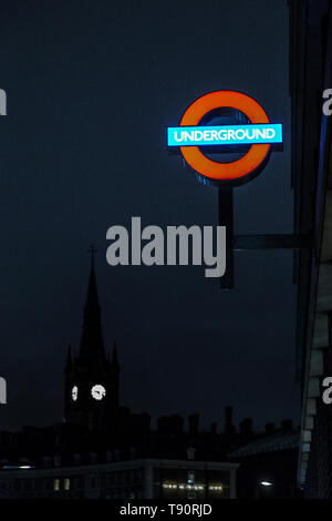 Beleuchtete U-Schild mit dem Turm von St. Pancras Station im Hintergrund, London, UK Stockfoto