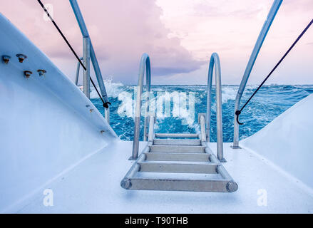 Nahaufnahme eines Teils der Katamaran Segeln auf das Karibische Meer bei Sonnenuntergang, Grand Cayman, Cayman Islands Stockfoto