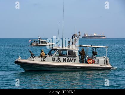 Die US-Marine der Arleigh-Burke-Klasse kombinierte Task Group 68.6 während der Übungen im Hafen von Dschibuti am 12. Mai, 2019 in Dschibuti. Stockfoto