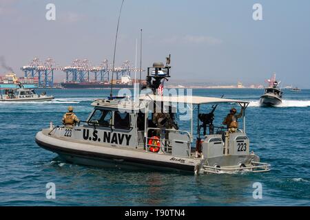 Die US-Marine der Arleigh-Burke-Klasse kombinierte Task Group 68.6 während der Übungen im Hafen von Dschibuti am 12. Mai, 2019 in Dschibuti. Stockfoto