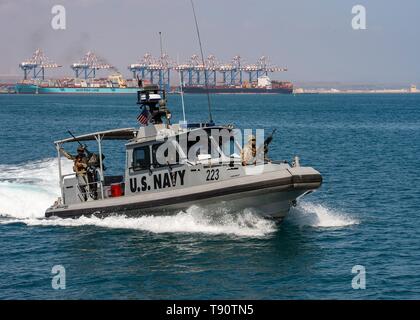 Die US-Marine der Arleigh-Burke-Klasse kombinierte Task Group 68.6 während der Übungen im Hafen von Dschibuti am 12. Mai, 2019 in Dschibuti. Stockfoto