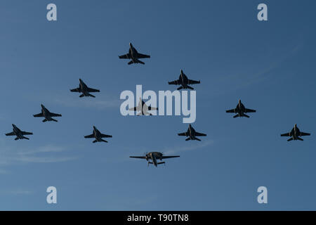 U.S. Navy Flugzeuge, die stennis Carrier Air Wing Manöver Neben dem Flugzeugträger USS John C Stennis zugewiesen während einer Air Power Demonstration am 14. Mai 2019 in den Atlantischen Ozean. Stockfoto