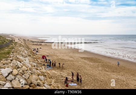 Bordeaux, Frankreich - 13. Juni, 2017: Personen, die windigen Sommer Tag am Strand an der Atlantikküste Frankreichs in der Nähe von Lacanau-Ocean, Bordeaux, Fran Stockfoto