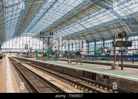 Bordeaux, Frankreich - 13. Juni, 2017: Plattformen von Hauptbahnhof (Gare SNCF) der Stadt Bordeaux, Bordeaux-Saint-Jean. Die aktuelle Station op Stockfoto