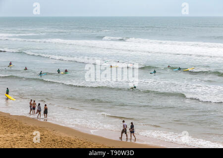 Bordeaux, Frankreich - 13. Juni, 2017: unbekannter Surfer Wellen im Wasser des Atlantischen Ozean an der Küste in der Nähe von Lacanau-Ocean, Bordeaux, Frankreich Stockfoto