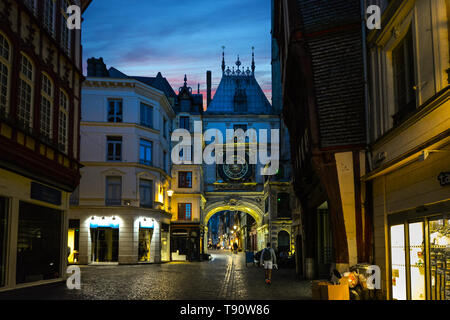 Bunte Abend Himmel über der Normandie mittelalterliche Stadt Rouen Frankreich als Einheimische und Touristen unter der Gros Horloge oder astronomische Uhr. Stockfoto