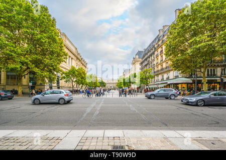 Eine Straße Szene auf der Ile de la Cite im 4. Arrondissement mit dem Palais du Gerechtigkeit auf der rechten Seite der Fußgängerweg sichtbar Stockfoto