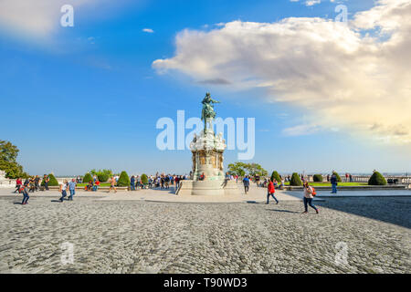 Touristen in der Nähe der Statue von Prinz Savoyai Eugen auf der Terrasse vor dem Königlichen Palast an der Burg von Buda in Budapest Ungarn Stockfoto