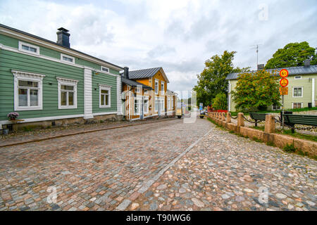 Farbenfrohe Gebäude säumen die gepflasterten Straßen, am Eingang des mittelalterlichen Dorfes von Porvoo, Finnland. Stockfoto