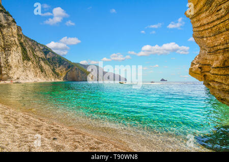 Der türkis aqua grün klar Wasser entlang der versteckten Bucht von Sandstrand Paradise Beach, auch als Chomi Strand in der Ägäis aus Korfu, Griechenland. Stockfoto