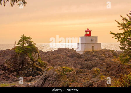 Sunset View der Amphitrite Point Lighthouse in Ucluelet, Vancouver Island, BC, Kanada Stockfoto