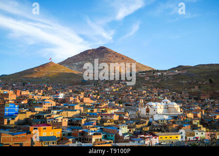 Panorama der Stadt Potosi, Bolivien in der Goldenen Stunde Stockfoto