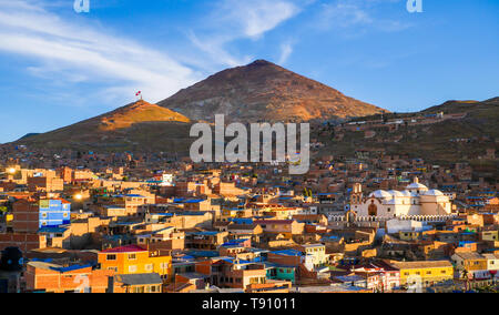 Panorama der Stadt Potosi, Bolivien in der Goldenen Stunde Stockfoto