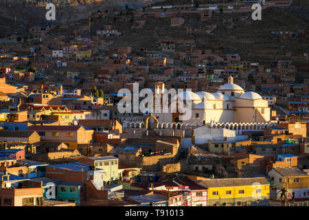 Panorama der Stadt Potosi, Bolivien in der Goldenen Stunde Stockfoto