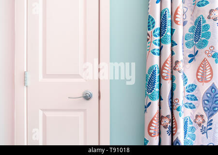 Home Interior Übersicht kolonial Schrank Tür mit Türkis Vorhang Dekor und hellen Blau gestrichene Wand. Stockfoto