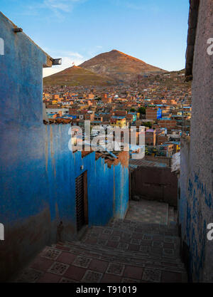 Panorama der Stadt Potosi, Bolivien in der Goldenen Stunde Stockfoto