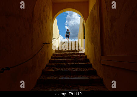 Treppen aus der Finsternis ins Licht im Forte de Santa Luzia Elvas, Portugal Stockfoto