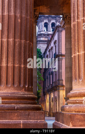 Kirchturm durch Spalten Stockfoto