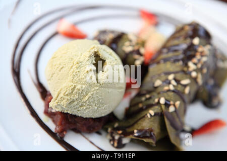 Grüner Tee-Eis mit Früchten Stockfoto