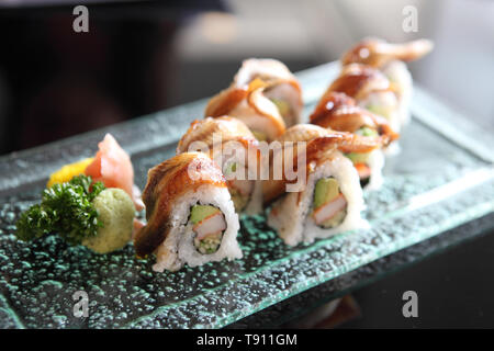 Aal und Avocado Maki Sushi Stockfoto