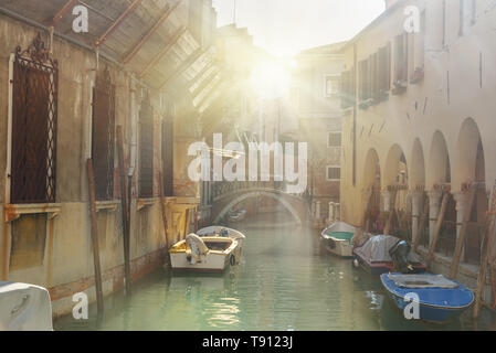 Brücke über den Kanal Rio della Maddalena in Venedig. Italien Stockfoto