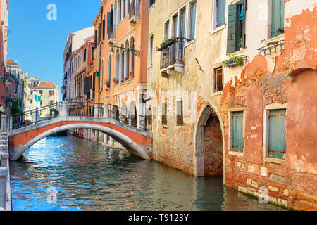 Blick auf den Kanal Rio di San Falice und Brücke in Venedig. Italien Stockfoto