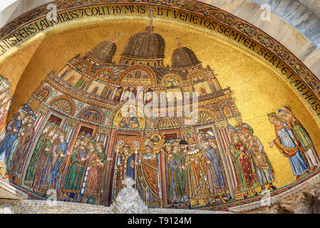 Mosaik der Übersetzung des Körpers von St. Mark auf der Fassade der Basilika von San Marco in Venedig. Italien Stockfoto