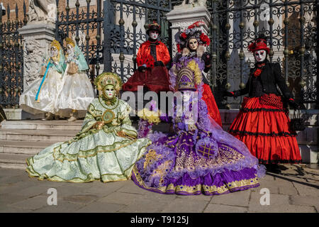 Eine Gruppe maskierter Menschen in schönen kreative Kostüme, in die Gebäude der Arsenale posiert, feiert die Venezianischen Karneval Stockfoto