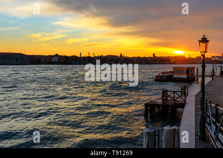 Fondamenta Zattere Allo Spirito und venezianische Lagune bei Sonnenuntergang in Venedig. Italien Stockfoto