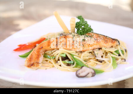 Lachsfilet mit Spaghetti Stockfoto