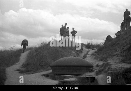 2. Weltkrieg in Europa - Bunker im Gebrauch der deutschen Wehrmacht // 2. Weltkrieg in Europa - Bunker von der Germay Armee/Wehrmacht/Heer verwendet Stockfoto