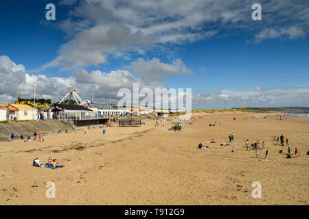 Coney Strand in Porthcawl bei Ebbe. Es ist ein traditioneller Badeort an der South Wales Küste Stockfoto