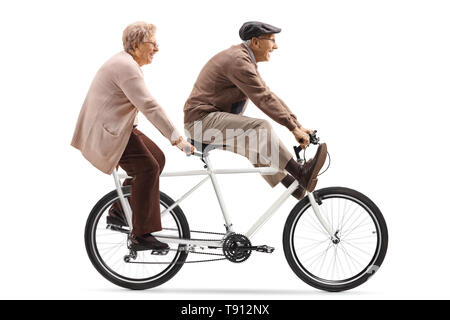 Volle Länge Schuss ein älterer Mann und eine Frau reiten ein Tandem Fahrrad mit Beine auf weißem Hintergrund Stockfoto