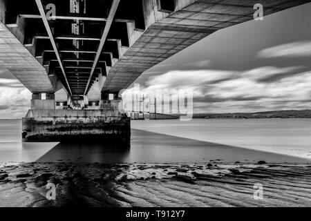 Prinz von Wales Brücke, zweite Severn überqueren den Kanal von Bristol, Langzeitbelichtung Bild mit glatten Wasser und Bauchspeck Wolken Stockfoto