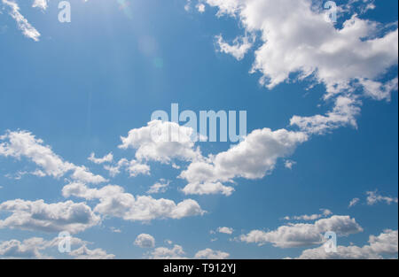 Schönen Himmel mit Sonne und Blick. Professionelle schießen, keine Vögel. Stockfoto