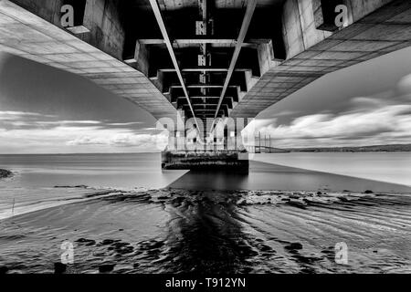 Prinz von Wales Brücke, zweite Severn überqueren den Kanal von Bristol, Langzeitbelichtung Bild mit glatten Wasser und Bauchspeck Wolken Stockfoto