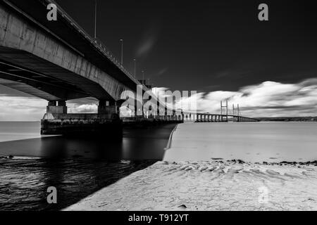 Prinz von Wales Brücke, zweite Severn überqueren den Kanal von Bristol, Langzeitbelichtung Bild mit glatten Wasser und Bauchspeck Wolken Stockfoto