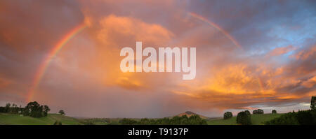 Rainbow im Sonnenuntergang Himmel über Neuseeland Landschaft Stockfoto