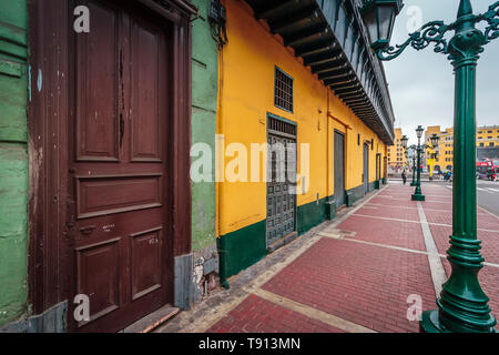 Gehsteig entlang im Erdgeschoss eines kolonialen Gebäude rund um die Plaza Mayor in Lima, Peru Stockfoto