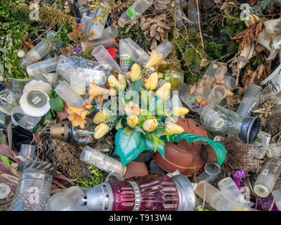 KOPALINOA, Polen; 13. MAI 2019: Kunststoffabfälle hinter in einem kleinen polnischen Friedhof gelassen werden. Stockfoto